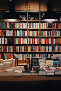 暖光灯下琳琅满目的图书展台