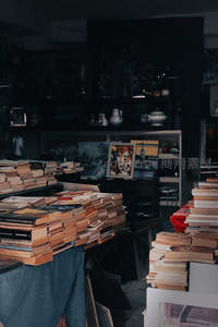 堆满旧书的昏暗角落，时光沉淀的书香记忆