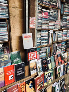 旧书店里堆满法律书籍的木质书架