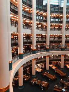 多层圆形图书馆中庭俯瞰全景