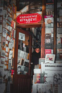 书店门口，老板微笑迎接爱书人的到来