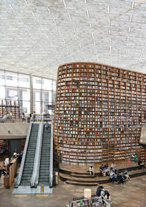 现代图书馆内巨型书墙与自动扶梯构成艺术空间