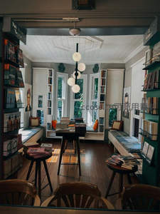 阳光洒满的复古书店角落