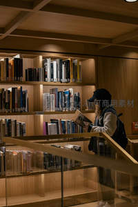 图书馆中专注阅读的年轻人