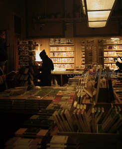 深夜书店温暖灯光下的剪影