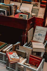 杂乱中见秩序：塑料筐与木箱堆叠的二手书宝藏角