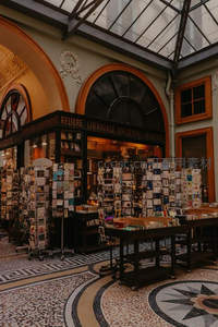 拱廊书店内景，复古马赛克地面与书架陈列