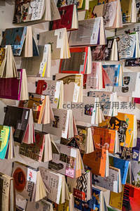 创意书墙装置，立体展示多语种书籍封面