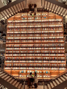 巨型书墙图书馆，阶梯环绕书香满溢