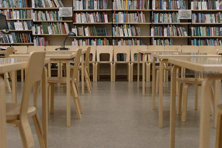 木质桌椅整齐排列的图书馆自习区