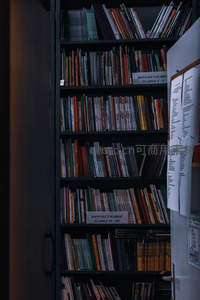 书柜内分类清晰的教材书本