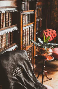 复古书房角落，毛毯覆盖座椅温馨舒适