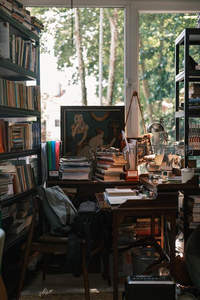 窗边书桌绿意盎然书香四溢