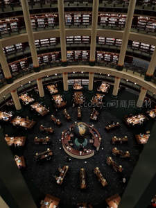 宏伟图书馆中庭，穹顶之下知识殿堂尽收眼底