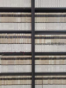 整齐排列的学术典籍，图书馆里的知识宝库