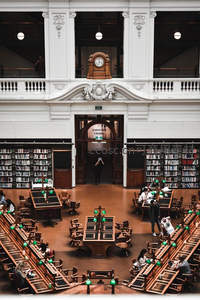 宏伟阅览厅中央，穹顶时钟俯瞰求知者