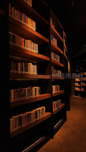 幽暗灯光下的弧形书墙，书籍如宝藏般静静陈列