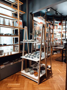 木质书架陈列陶瓷器皿的温馨书店角落