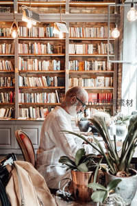 白发长者在书海环绕中安静阅读的瞬间