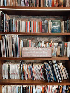 书架间夹着一句俏皮英文标语的文艺角落