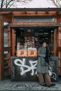 街头书摊前微笑的女子