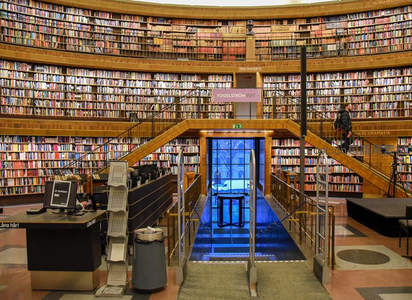 图书馆中庭通道，蓝色光影引向知识之门