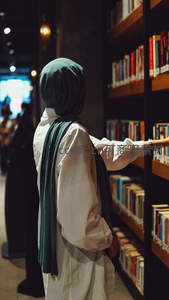 头巾女子图书馆选书，背影文艺优雅