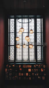 窗棂与暖灯的艺术交响