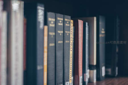 书架深处的经典宗教典籍