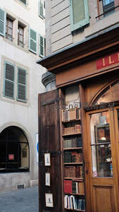 古朴街角的木质书屋，门扉半开书香四溢