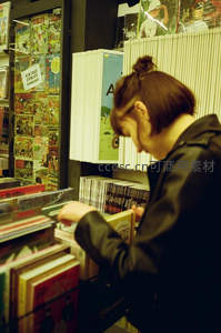 年轻人在复古漫画书店里翻阅收藏品