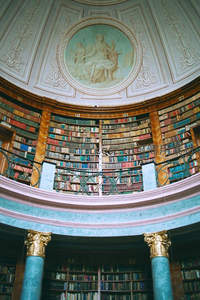 穹顶之下古典图书馆的宏伟书海