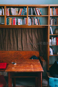 温馨木桌旁的静谧阅读角落