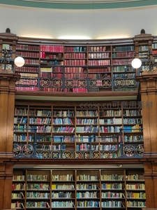 宏伟图书馆内层叠书架如知识殿堂般壮观