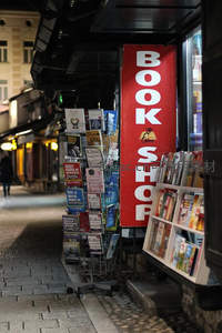 街角红色书店招牌与琳琅满目书籍