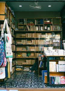 书店角落的悠闲午后