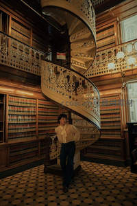 华丽旋转楼梯下的优雅身影