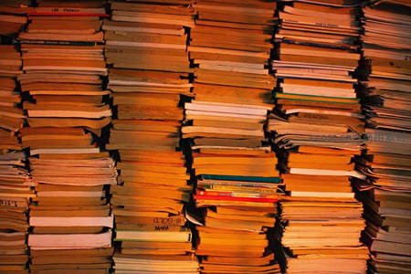 暖光下的书墙如知识宝库