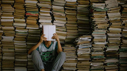 书海中阅读的人影