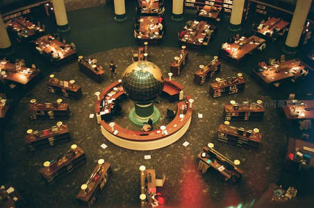 圆形图书馆中央地球仪环绕阅读区