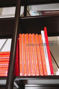 橙红色封面的城市主题书籍