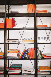 现代书架上的橙色书籍整齐排列