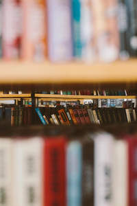 书架层叠虚化中的彩色书脊特写