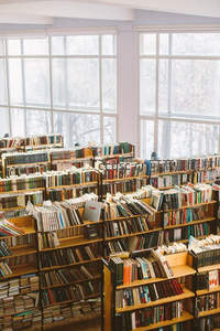 阳光洒满的图书馆书架长廊