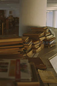 柱旁静静堆叠的泛黄旧书堆