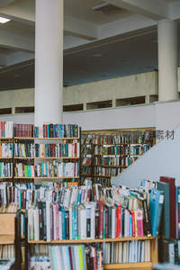 现代图书馆内景，白色立柱与书架构成开阔空间