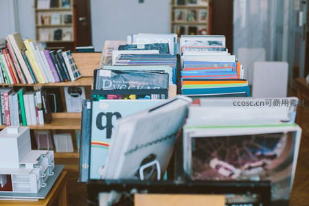 图书馆内色彩斑斓的杂志展示区