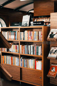 书店心理学专区，分类陈列的专业书籍