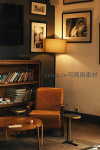 暖光落地灯下的皮质单人沙发阅读角