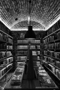 黑白拱顶书店，中央吊灯下书桌静待读者